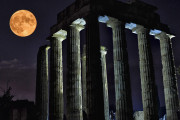 Полнолуние за храмом Зевса в Греции 